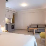 Zisis מלון דירות 3*