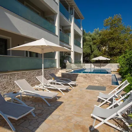 Zisis Aparthotel *
